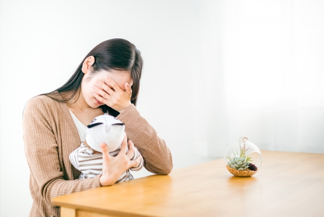 赤ちゃんを抱いて泣く女性