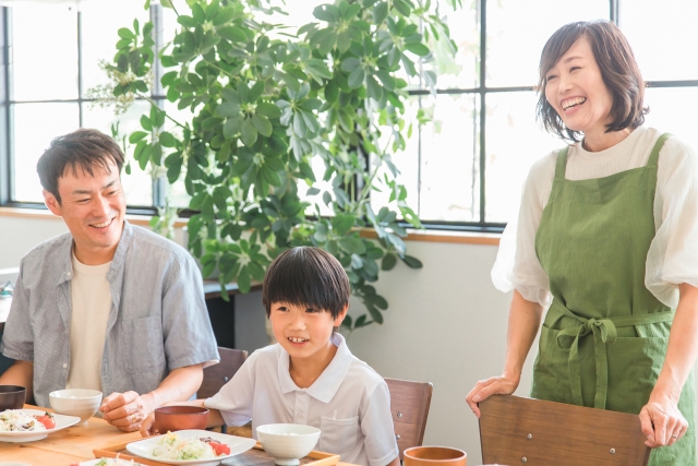 親子で楽しく話す様子