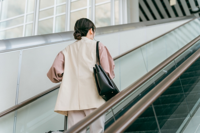 通勤途中の女性